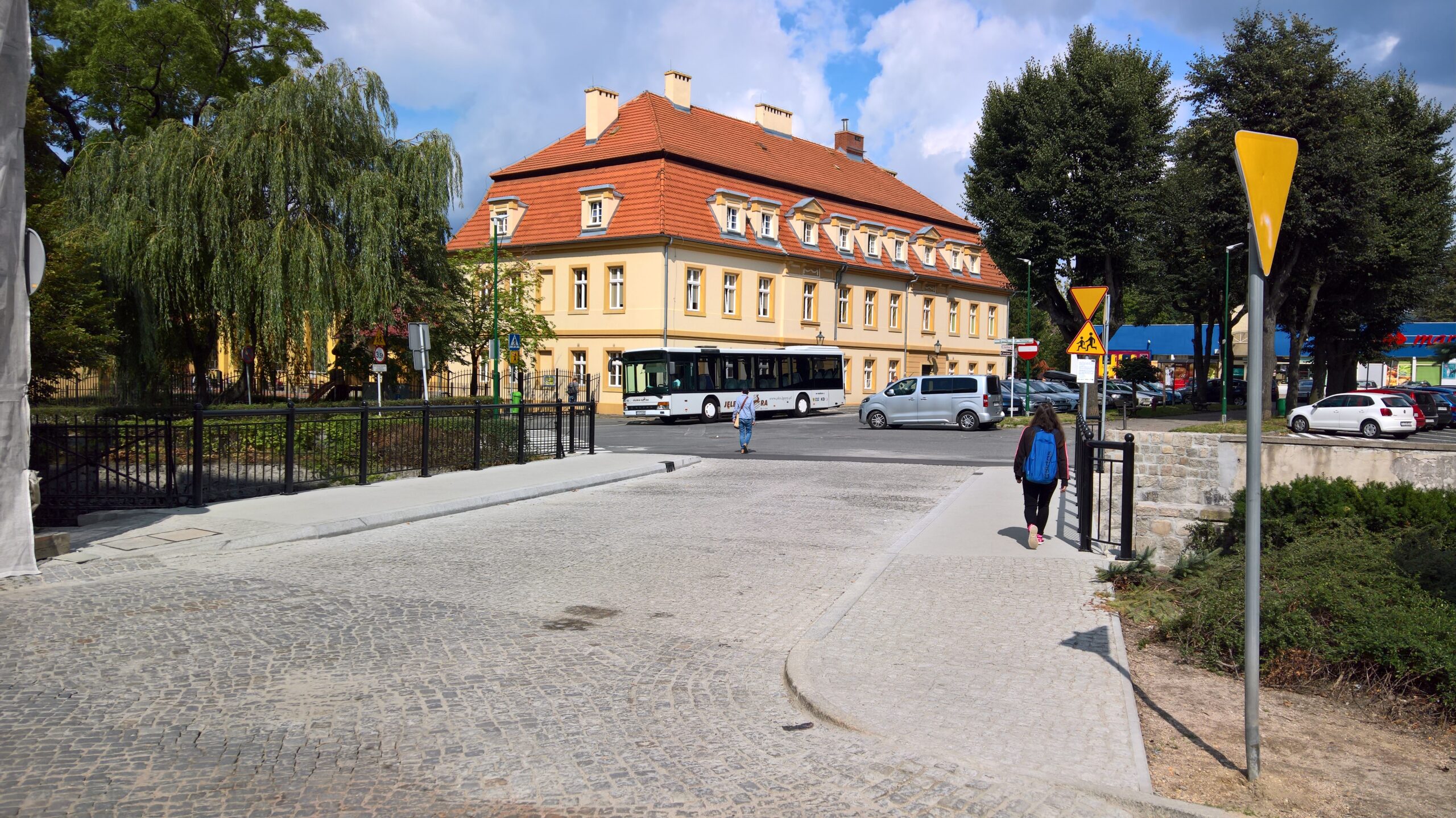 Renowacja elewacji budynku Szkoły Podstawowej nr 3 i przebudowa boiska sportowego Szkoły Podstawowej nr 3 oraz przebudowa bieżni i wyposażenie w oświetlenie Stadionu Miejskiego (etap I), oraz przebudowa mostu drogowego nr 5856 przy ul. Waryńskiego